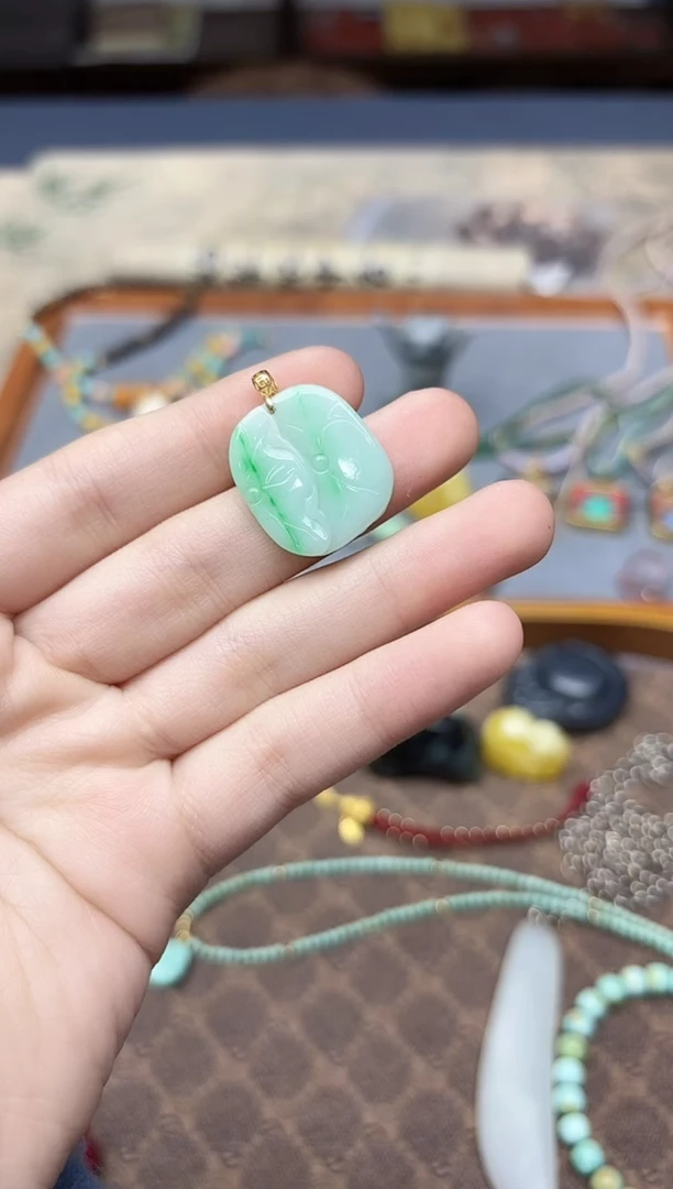 颈饰18K金镶嵌翡翠18K金翡翠吊坠QJG赠链