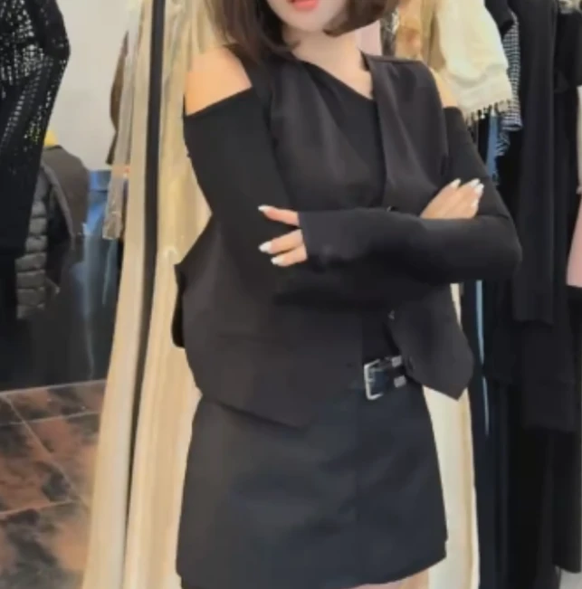 2025春季新款网红同款洋气减龄爆款休闲马甲打底衫短裙套装陶-a