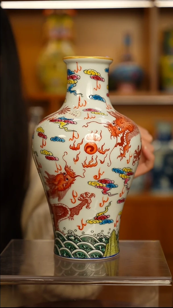 仿清瓷粉彩双龙戏珠赏瓶一只