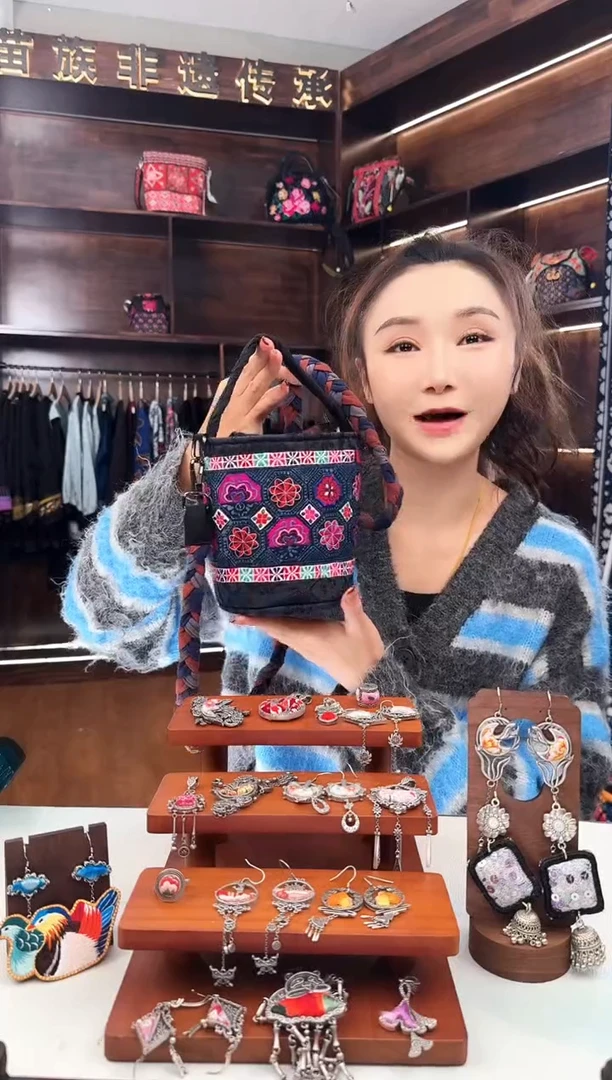 【闪购商品】织绣L47蚩梦苗族古绣