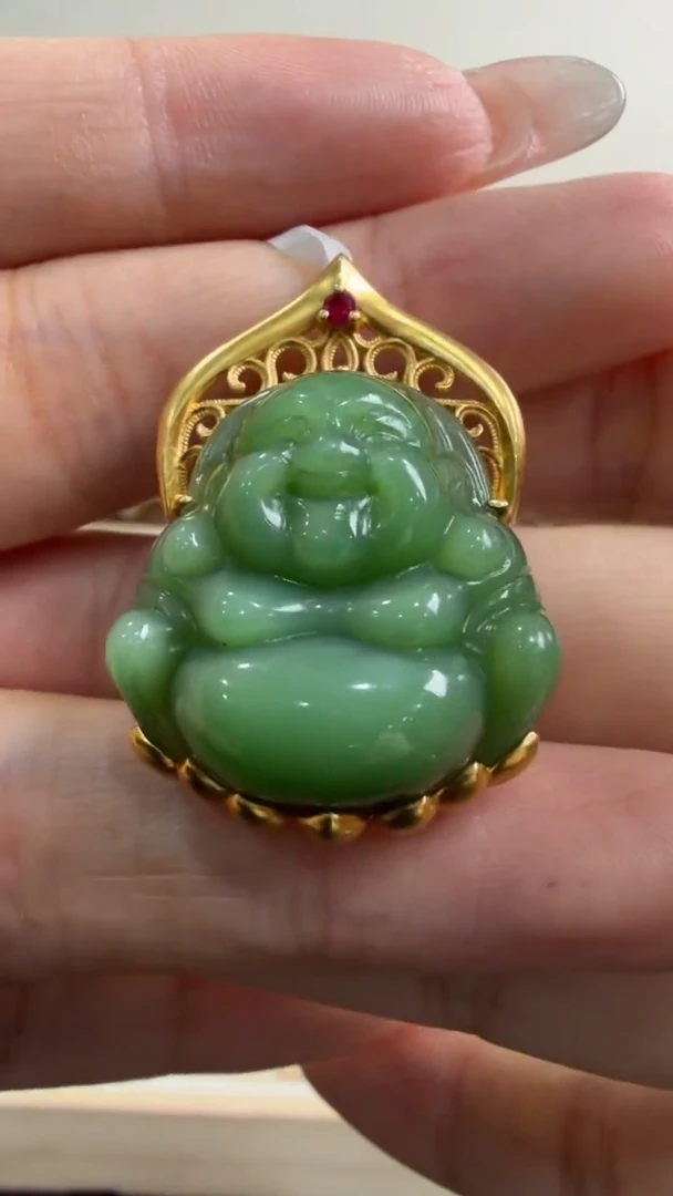 颈饰18K金镶嵌和田玉挂件