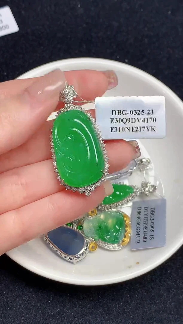 吊坠(不含链)18K金镶嵌翡翠LSR多样性发其一