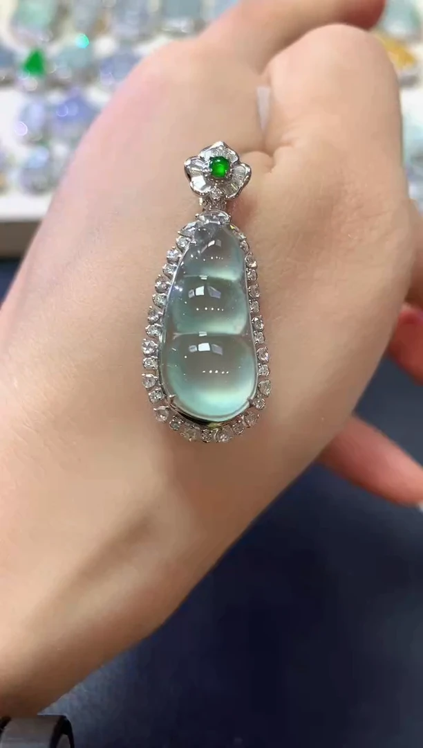 翡翠18K金镶嵌吊坠(不含链)m127春日珠宝