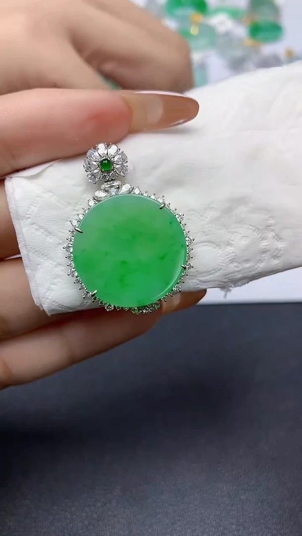 颈饰18K金镶嵌翡翠a货假一赔三支持复检百元上9元证书费自理