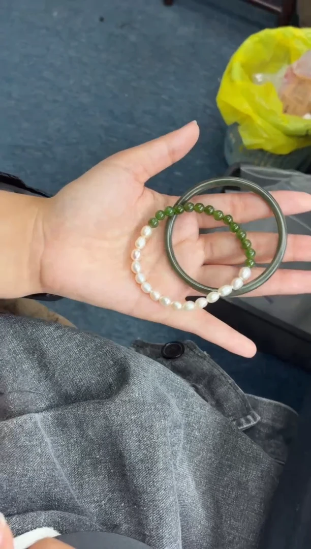 未镶嵌手镯和田玉（碧玉）手镯