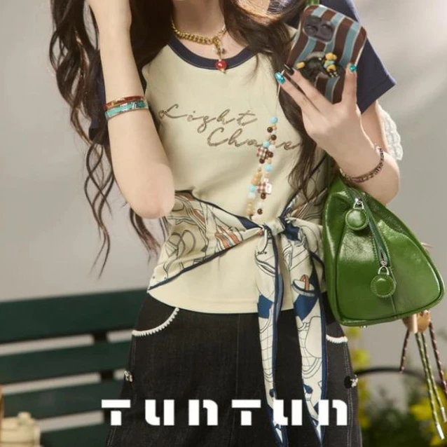 【艺术生，丝巾是衣服上的】T恤