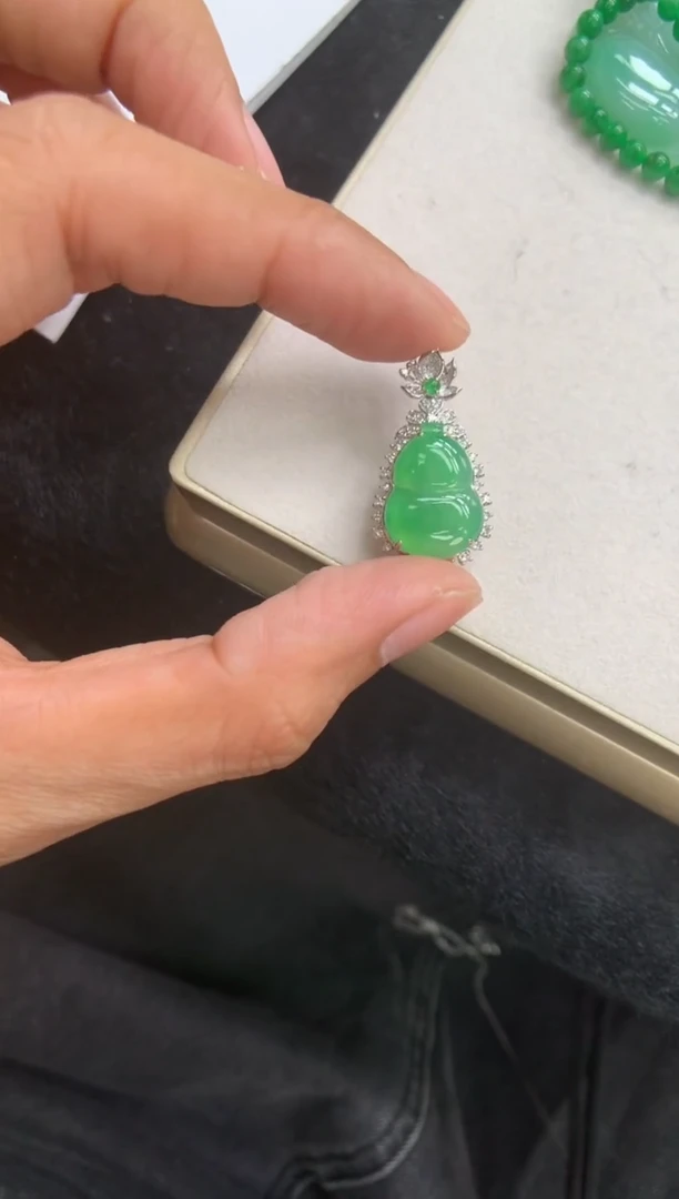 翡翠18K金镶嵌颈饰葫芦