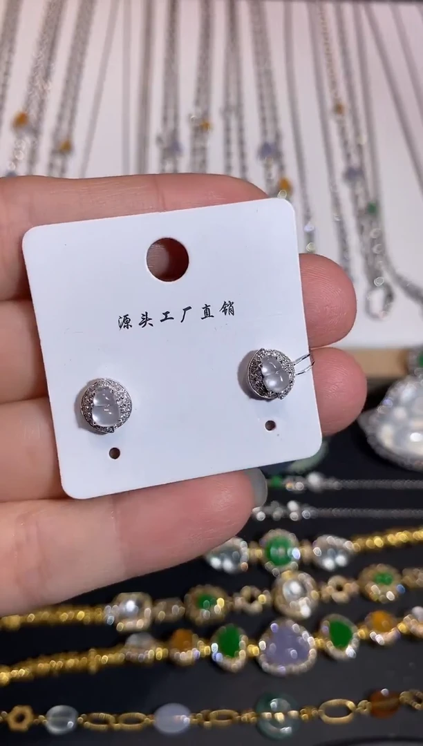 颈饰18K金镶嵌翡翠耳饰