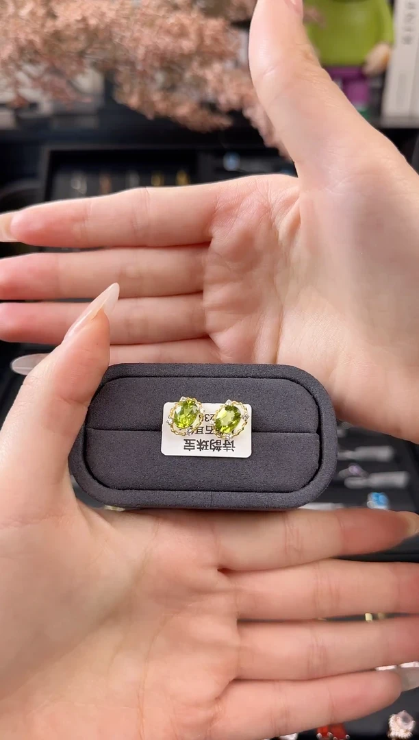 银S925镶嵌耳钉橄榄石橄榄石耳钉