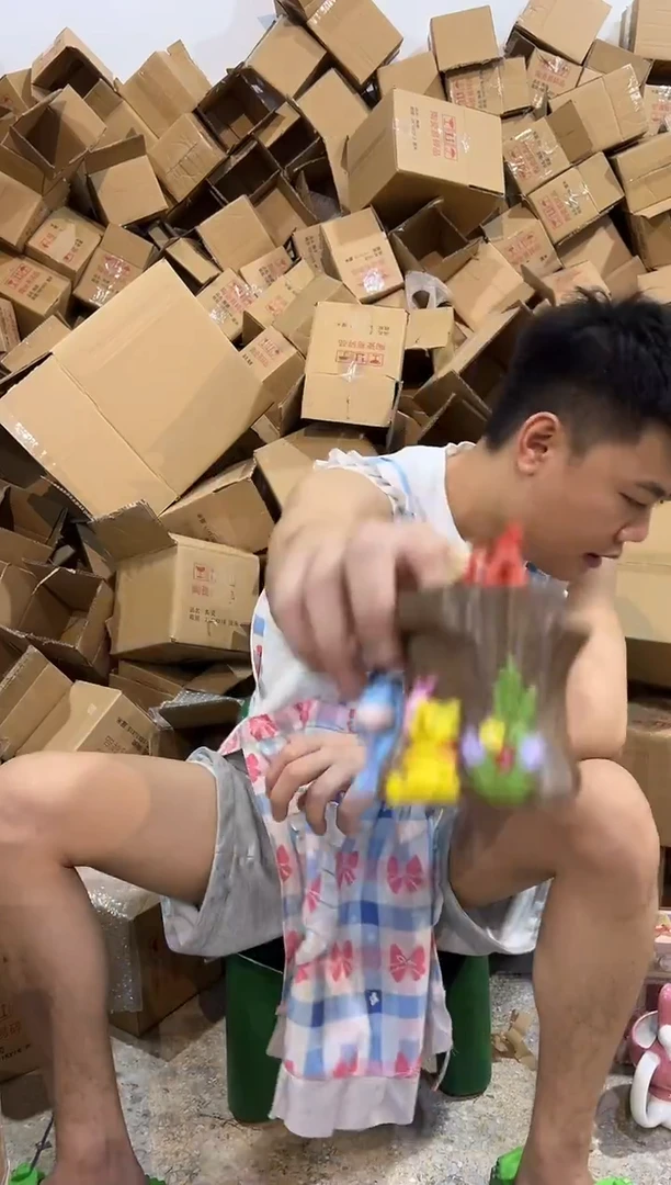 瓷片维尼树桩笔筒 树脂
