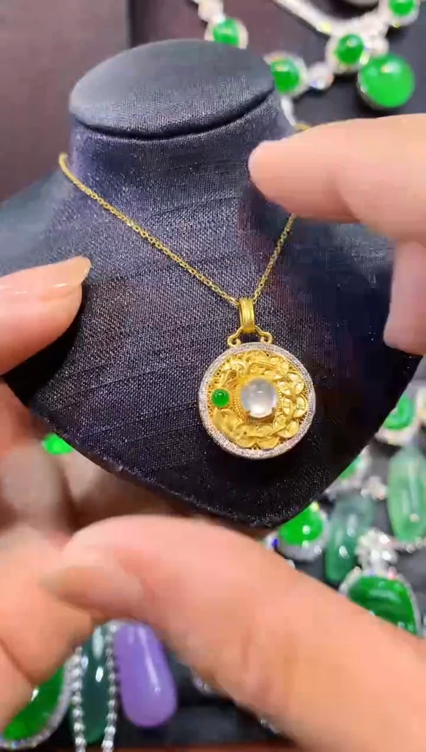 18K金镶嵌翡翠耳饰套链