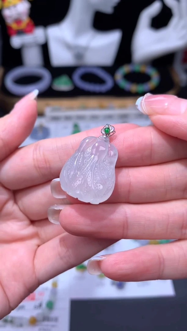 颈饰18K金镶嵌翡翠48小时鉴赏期 退货不扣服务费