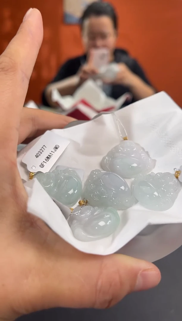 18K金镶嵌挂件翡翠边城刀客/403277/多样性发一/配皮绳发