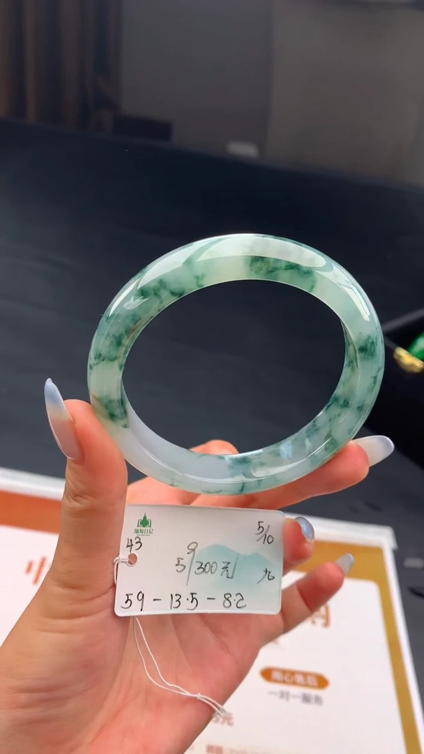 未镶嵌手镯翡翠自带#送人#，联系客服核对地址~