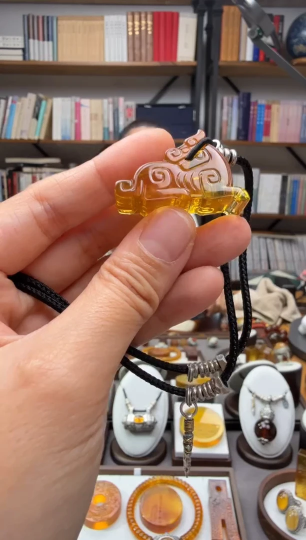 未镶嵌颈饰琥珀虎形佩吊坠
