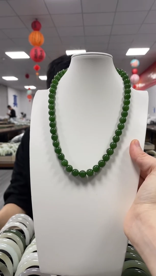 和田玉未镶嵌颈饰碧玉卡10项链一条