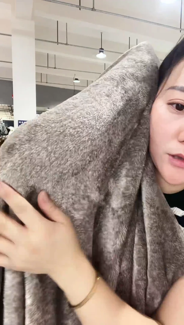 混纺主播手上展示的产品