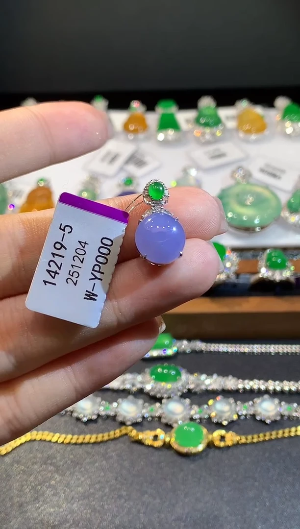 吊坠(不含链)18K金镶嵌翡翠多样性发其一