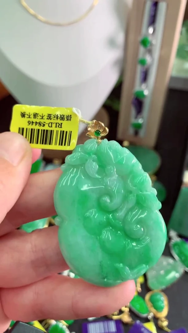 翡翠18K金镶嵌颈饰挂件