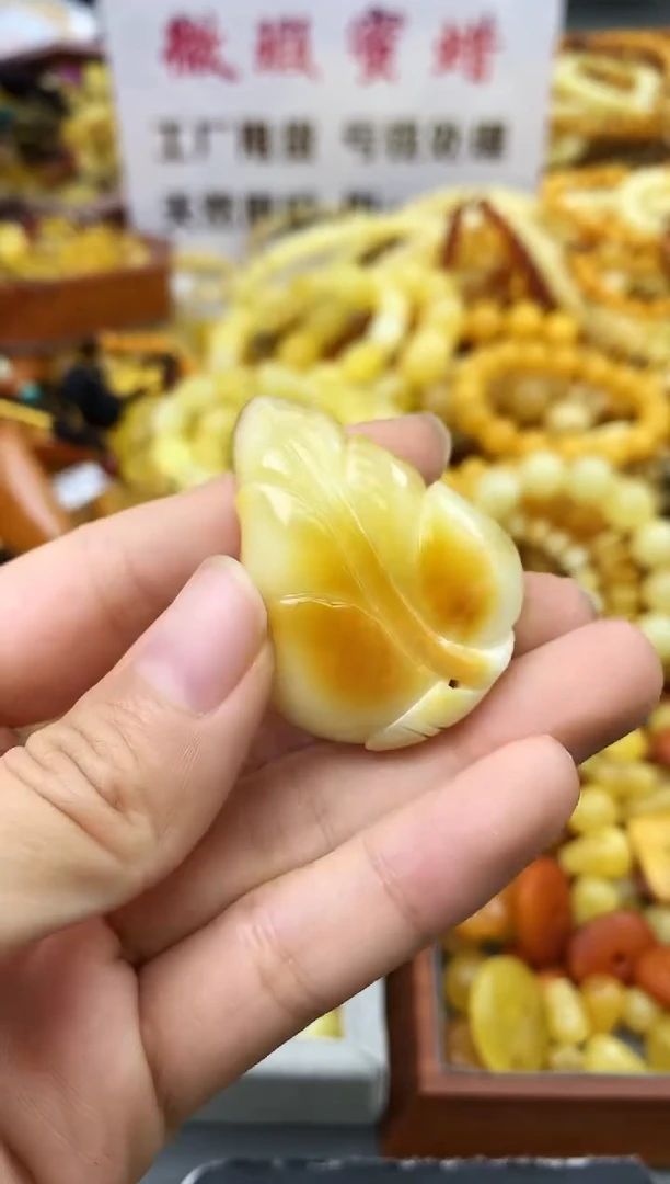未镶嵌琥珀珠宝奇石75