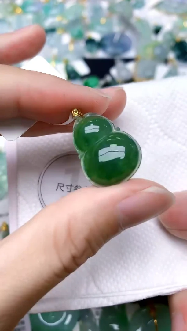 颈饰18K金镶嵌翡翠天然A货翡翠