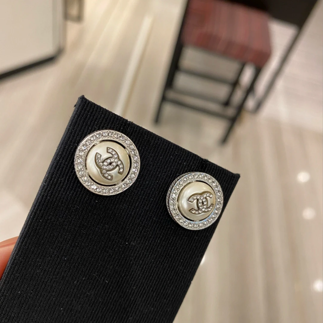 未使用 Chanel/香奈儿 小花6珊 纽扣 珍珠双C水钻 耳钉
