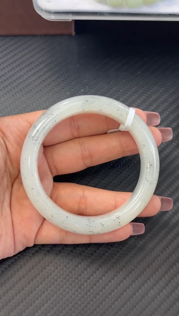 未镶嵌手镯和田玉黑山微色差56+M