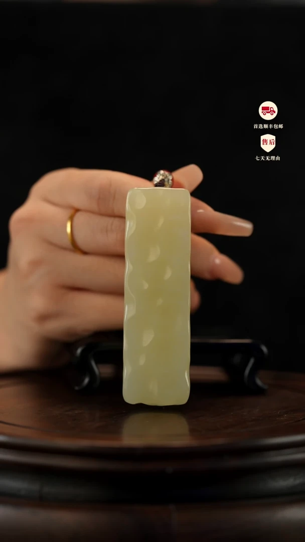 云南石竹叶青雕刻：小奶酪手把件摆件