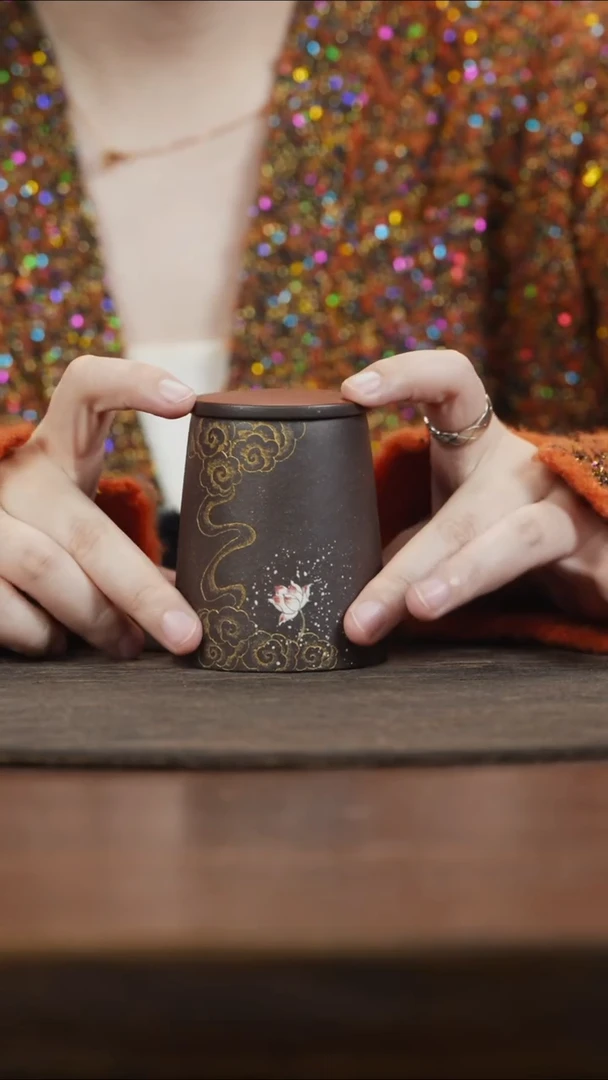 【闪购商品】紫砂茶叶罐小罐黑金砂描金刻祥云莲花