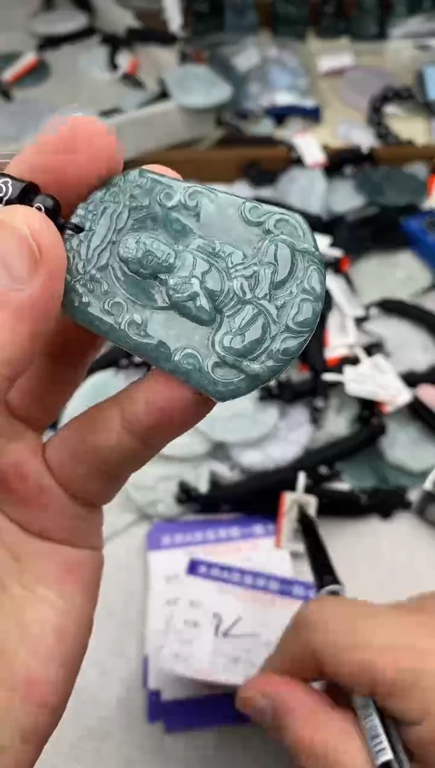 翡翠未镶嵌颈饰 多样性发其一