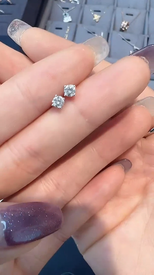 四爪耳钉18K金镶嵌钻石40分耳钉