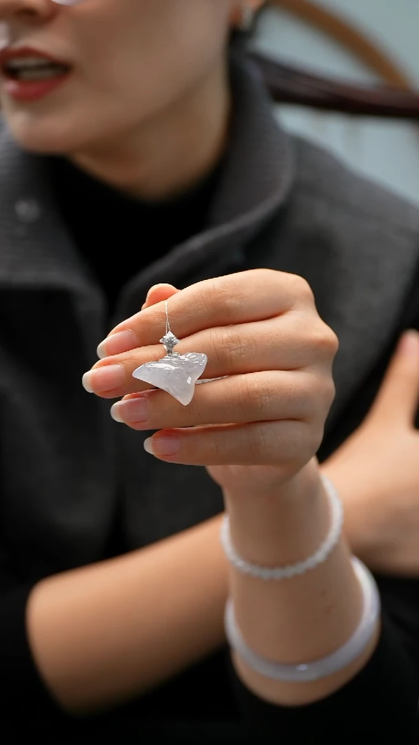 颈饰18K金镶嵌翡翠小鹿