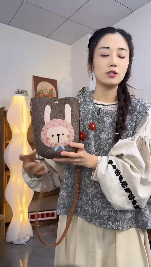 羊毛非遗纯手工包  手机包兔子