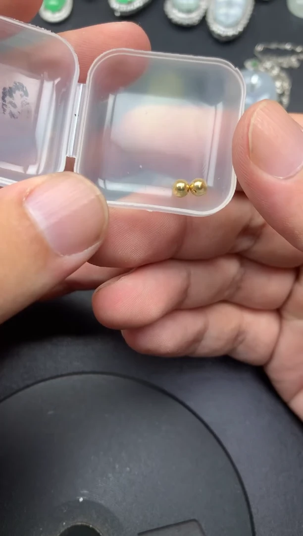 颈饰18K金镶嵌翡翠爱****斯金珠4mm