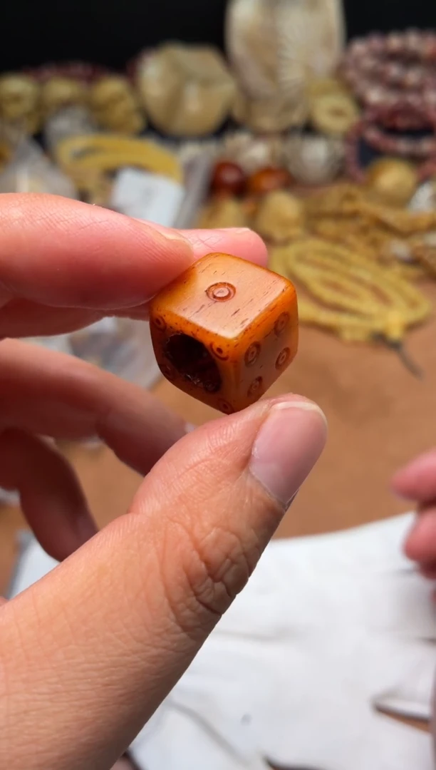 牛骨其他大****吉杂件987-果冻料骰子-有棕裂