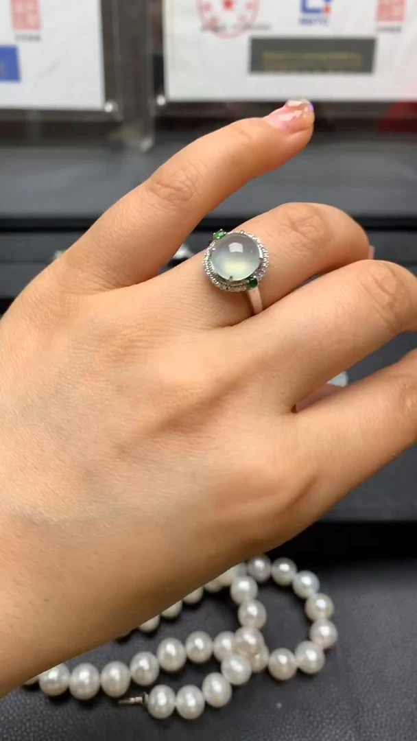 18K金镶嵌戒指翡翠白冰蛋面戒指