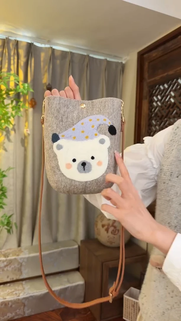 羊毛非遗羊毛毡包 手机包灰小熊