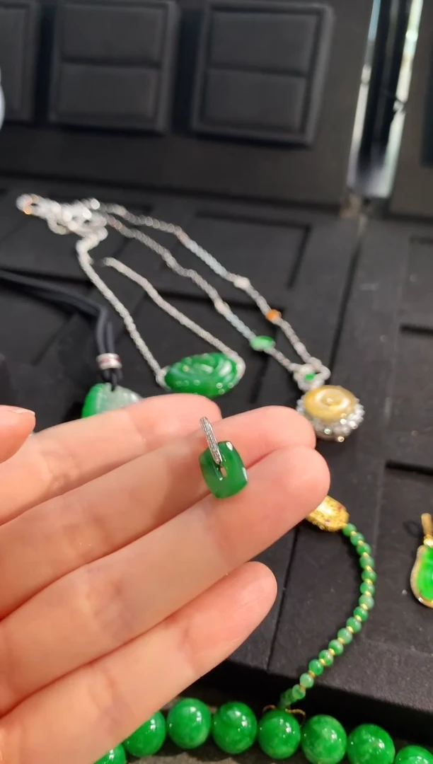 【闪购商品】翡翠颈饰18K金镶嵌吊坠