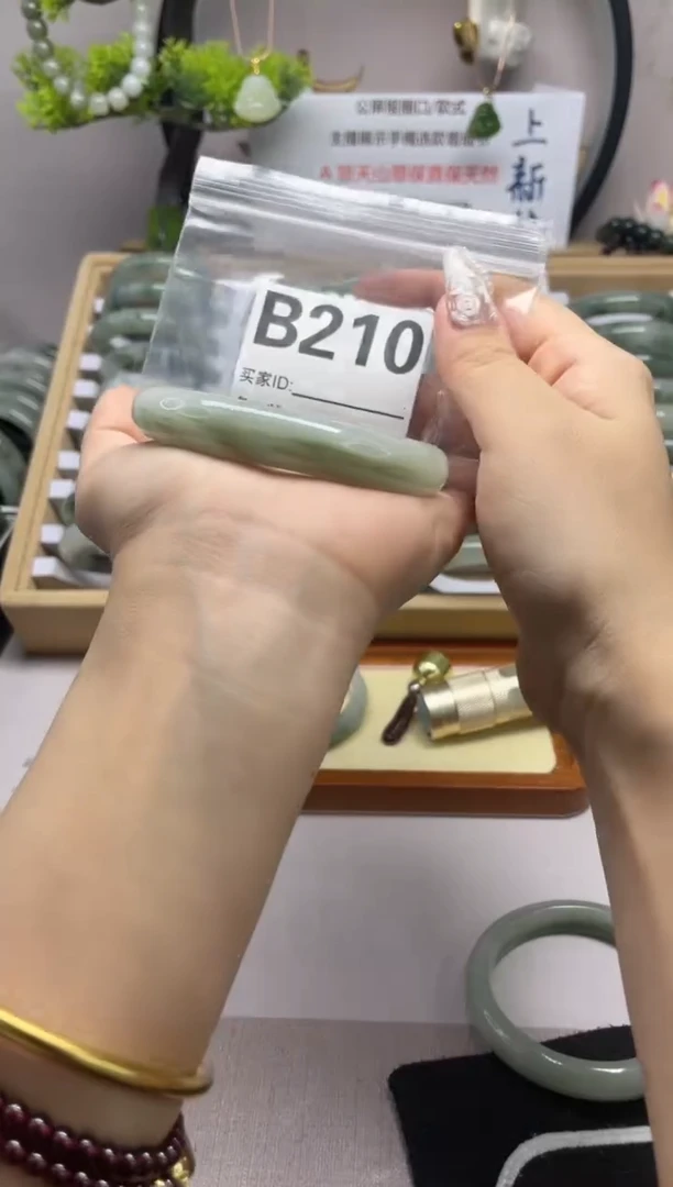 【闪购商品】石英质玉（天山翠）手镯未镶嵌b210