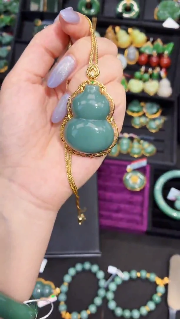 吊坠(赠链)18K金镶嵌和田玉40MM多样性发一Z