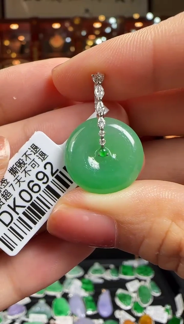 翡翠18K金镶嵌颈饰DK0692冰绿平安扣