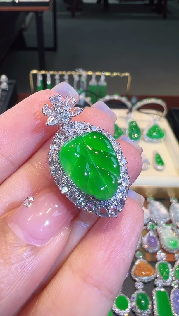 【闪购商品】翡翠吊坠(不含链)18K金镶嵌翡翠