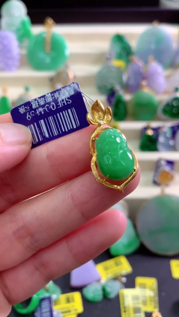 颈饰18K金镶嵌翡翠挂件