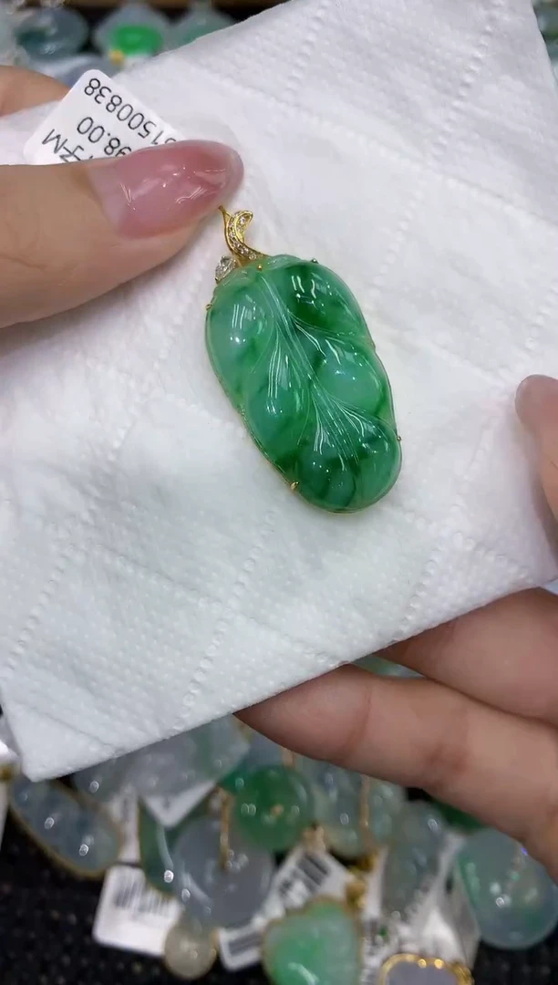 翡翠18K金镶嵌颈饰111111111111