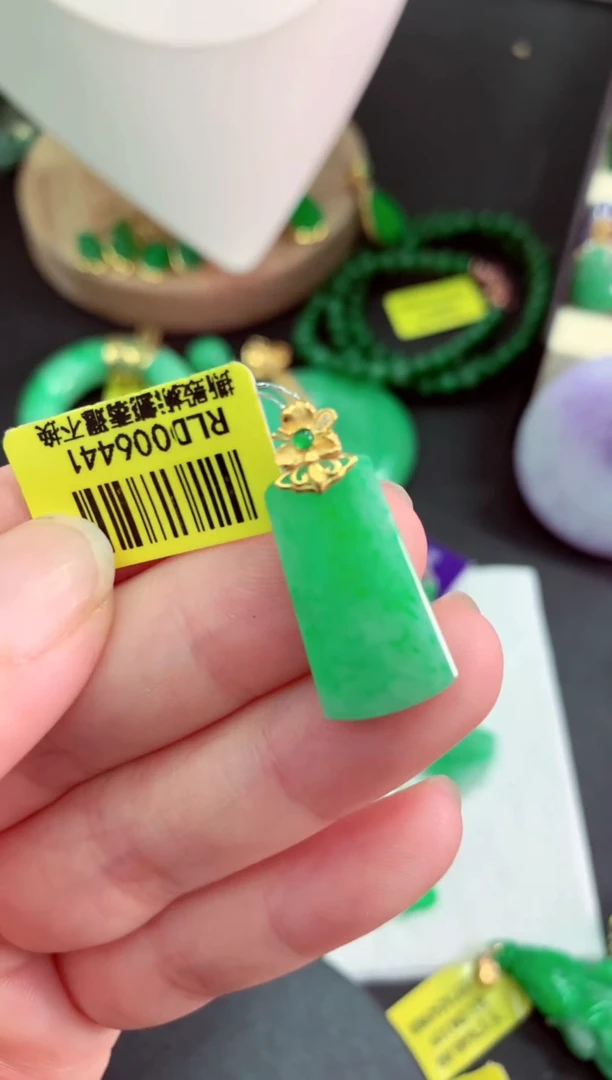 颈饰18K金镶嵌翡翠挂件
