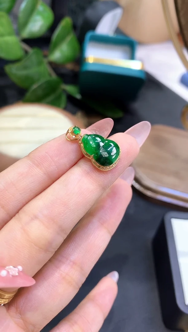 18K金镶嵌挂件翡翠葫芦