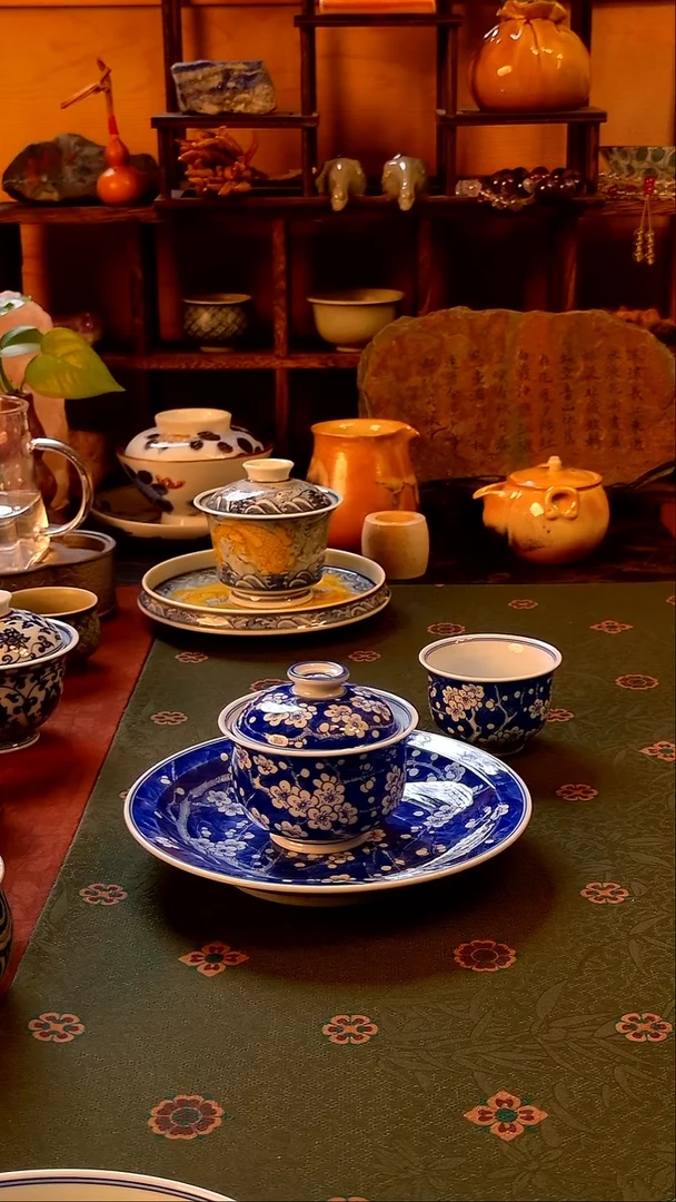 【手工手绘蓝地冰梅盖碗套组】