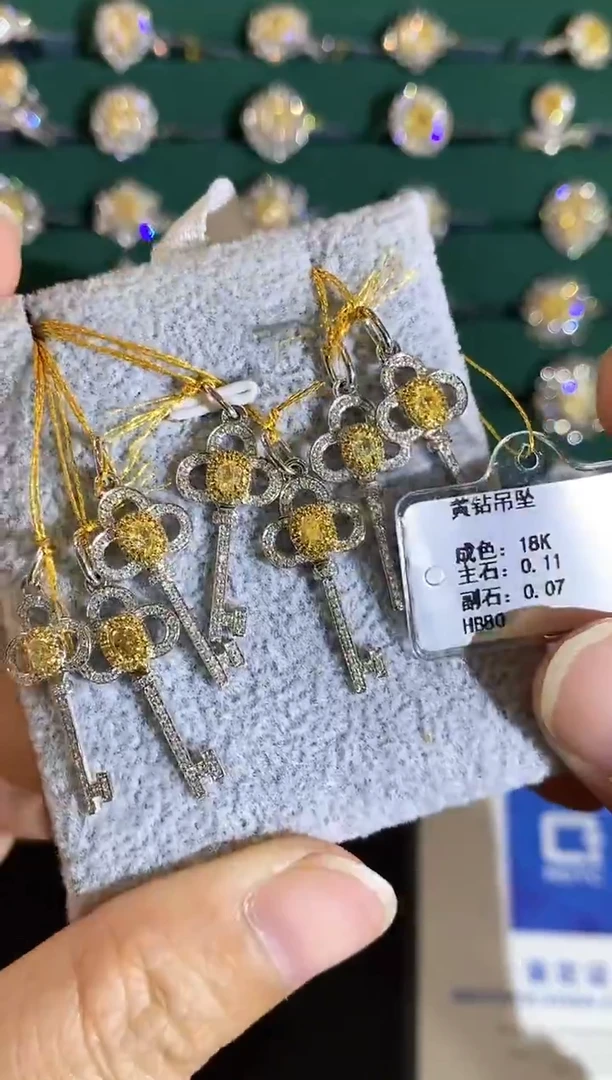 18K金镶嵌吊坠钻石吊坠多样性发一