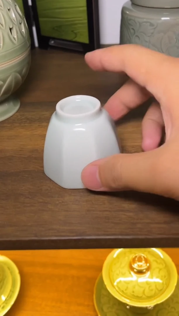 瓷天青素面八棱小杯1只