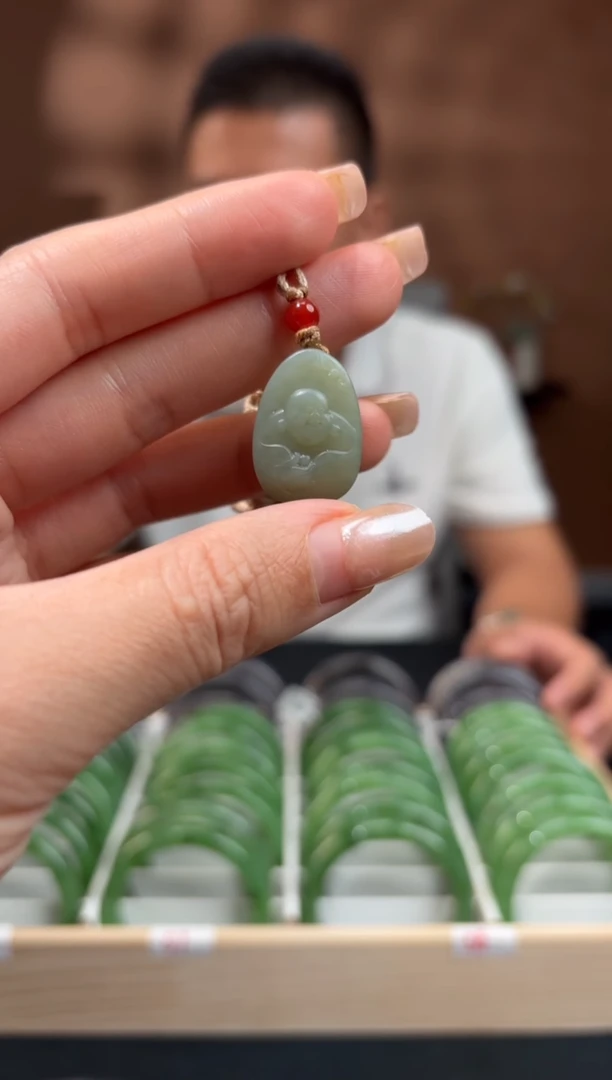 吊坠(赠链)未镶嵌和田玉水滴佛